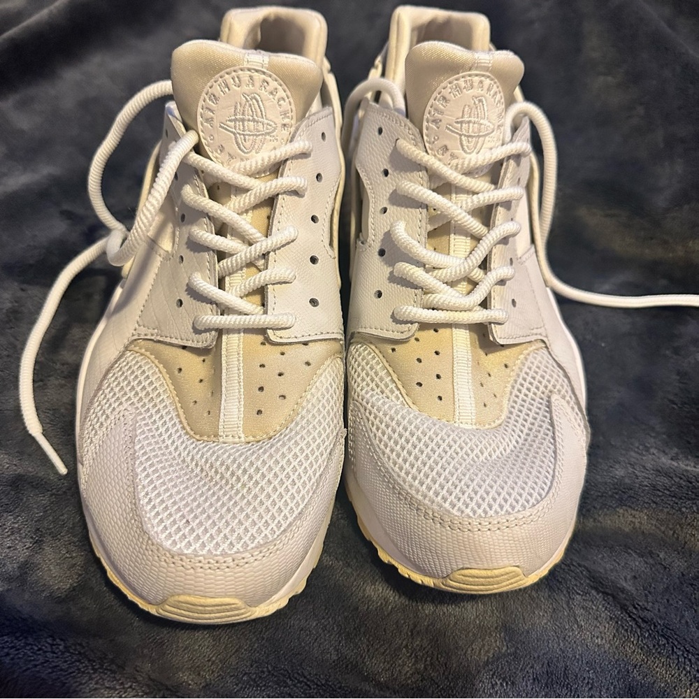 Nike Air Huarache Run • Women’s 9.5 • White / Off-White • Classic Sneakers